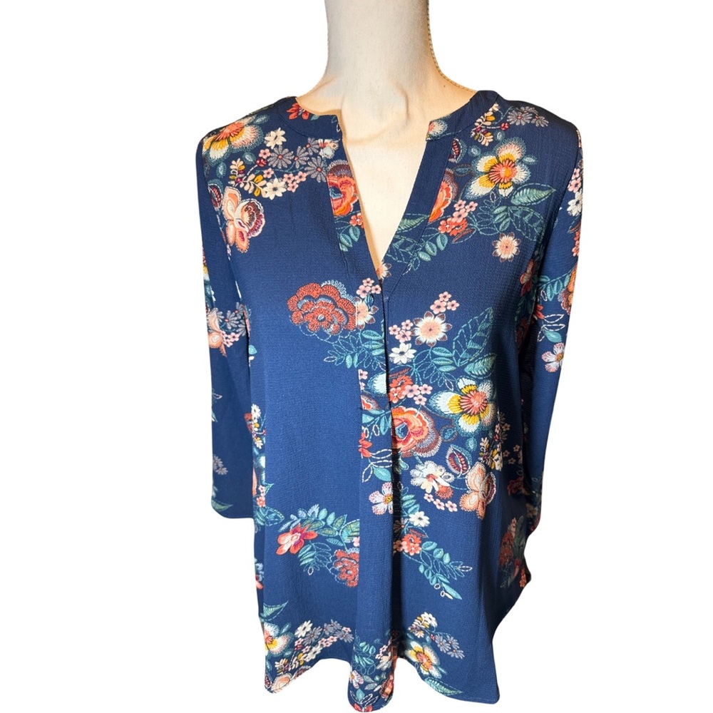 Navy blue tunic with flowers NWT! 💙